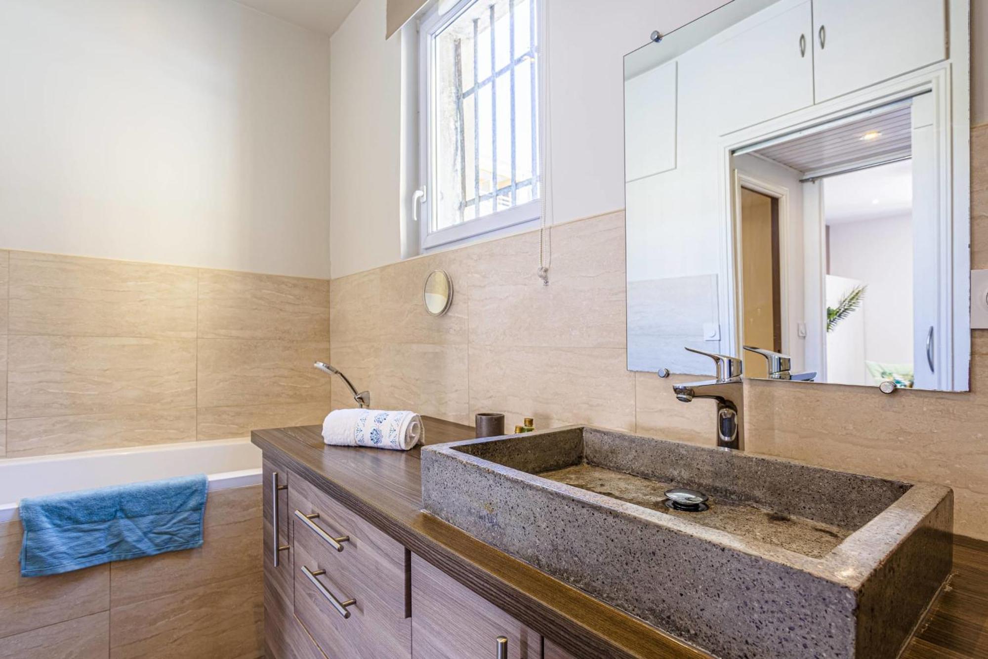 Apartment Guisol - Typical 3 Bedroom Ac Near Port Nizza