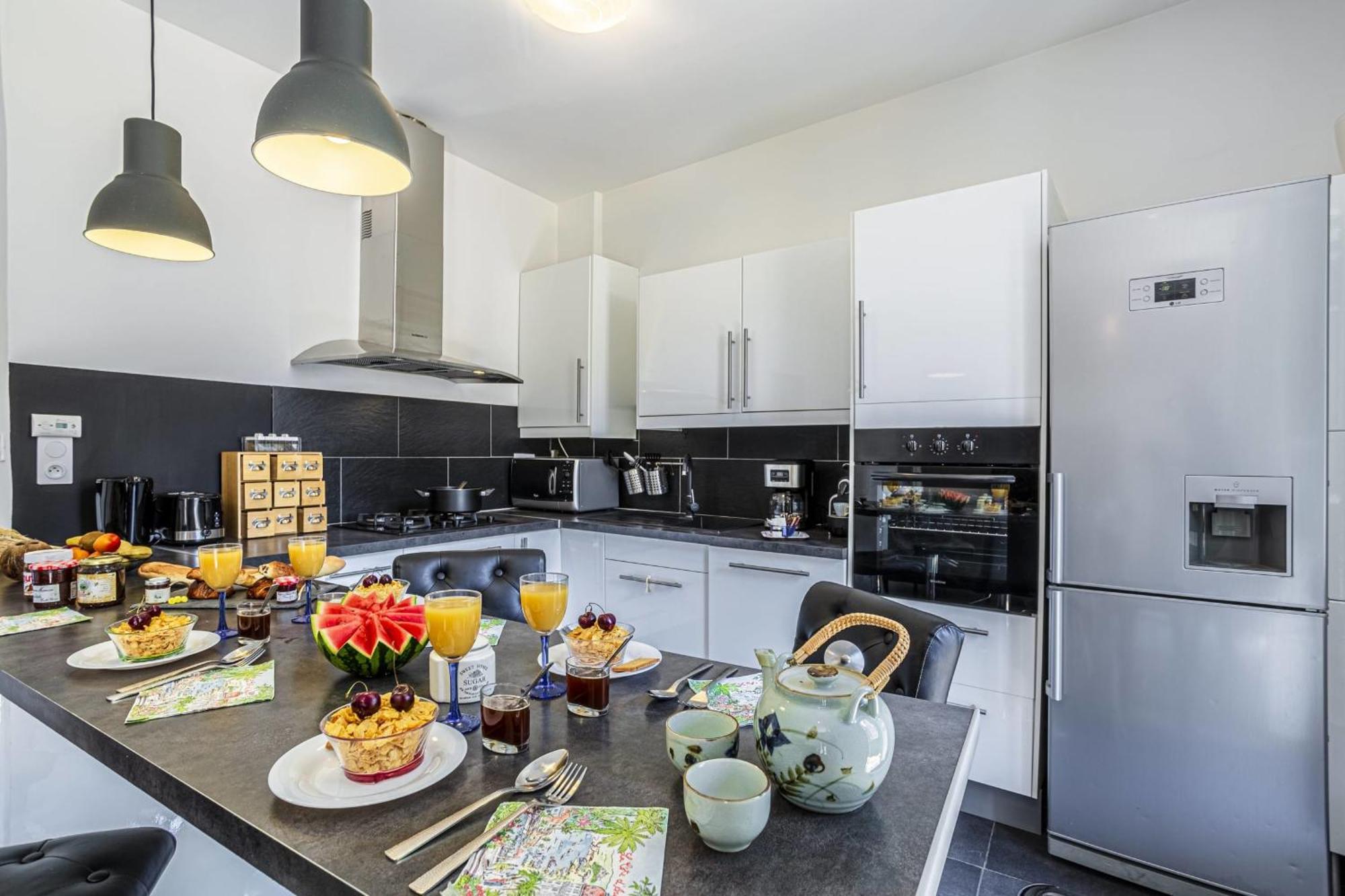 Guisol - Typical 3 Bedroom Ac Near Port Apartment Nizza