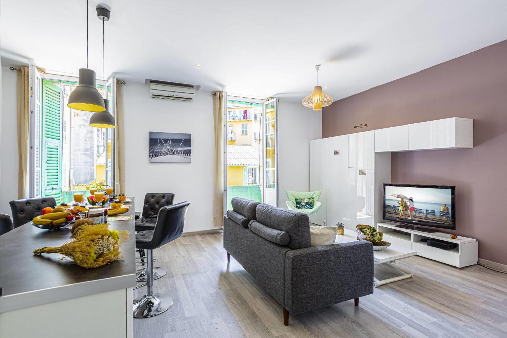 Guisol - Typical 3 Bedroom Ac Near Port Apartment