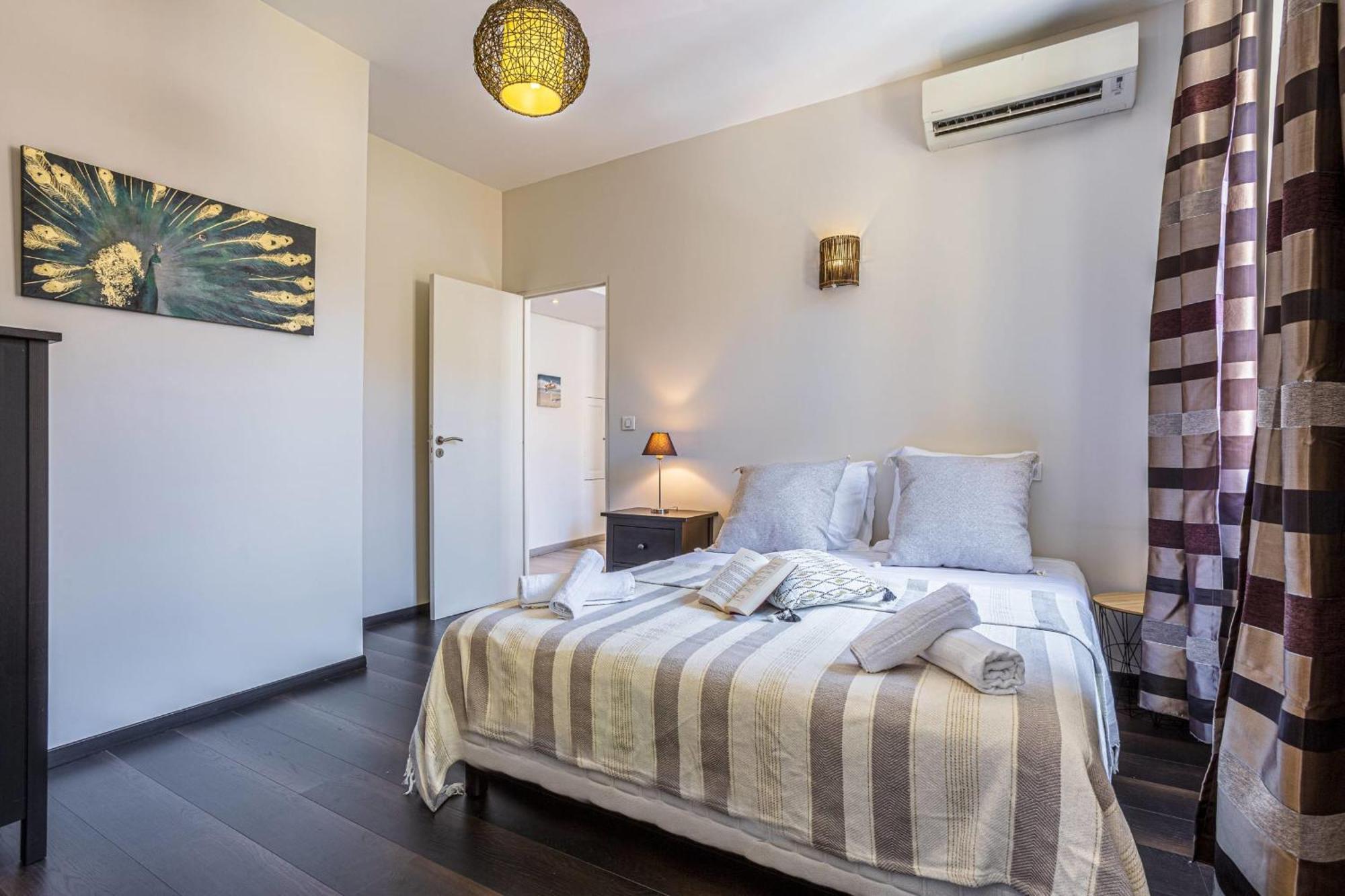 Guisol - Typical 3 Bedroom Ac Near Port Apartment